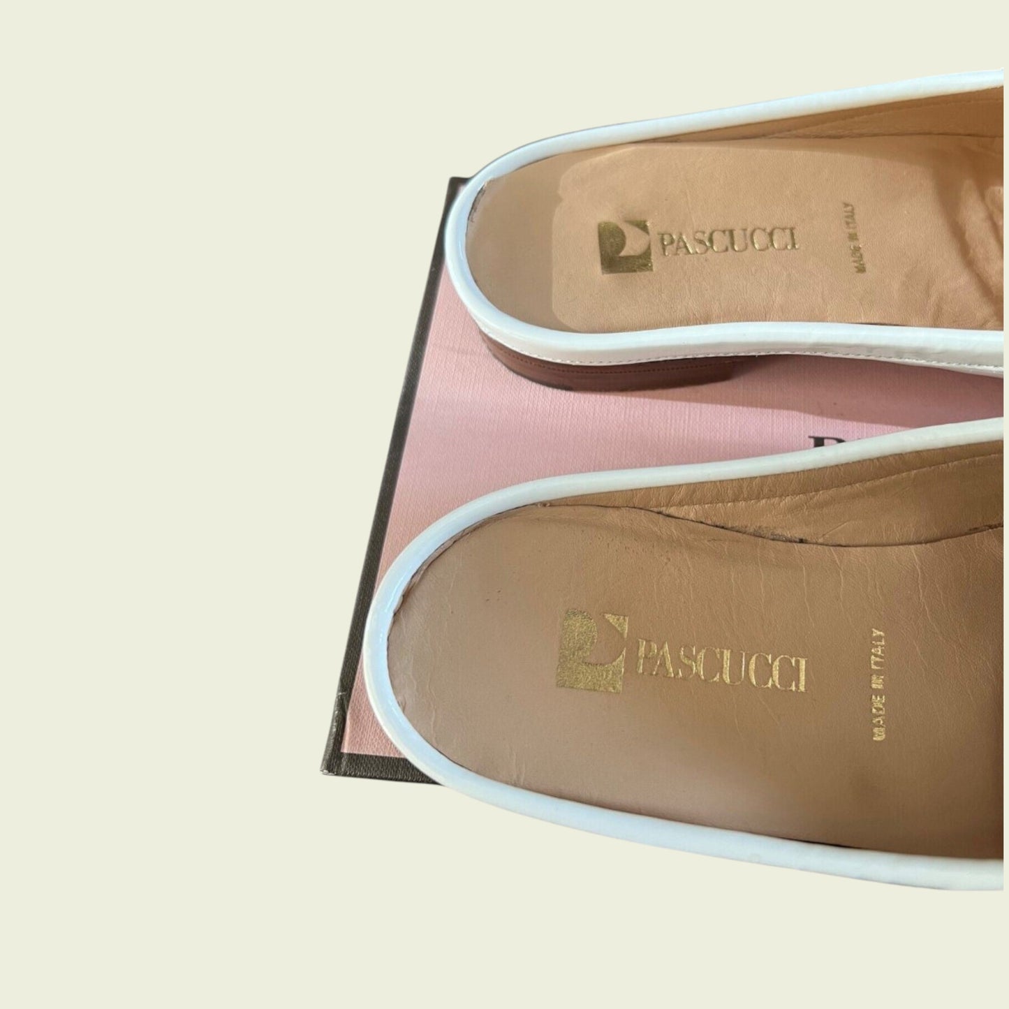 Close-up of Pasquucci insole with brand logo on a beige background