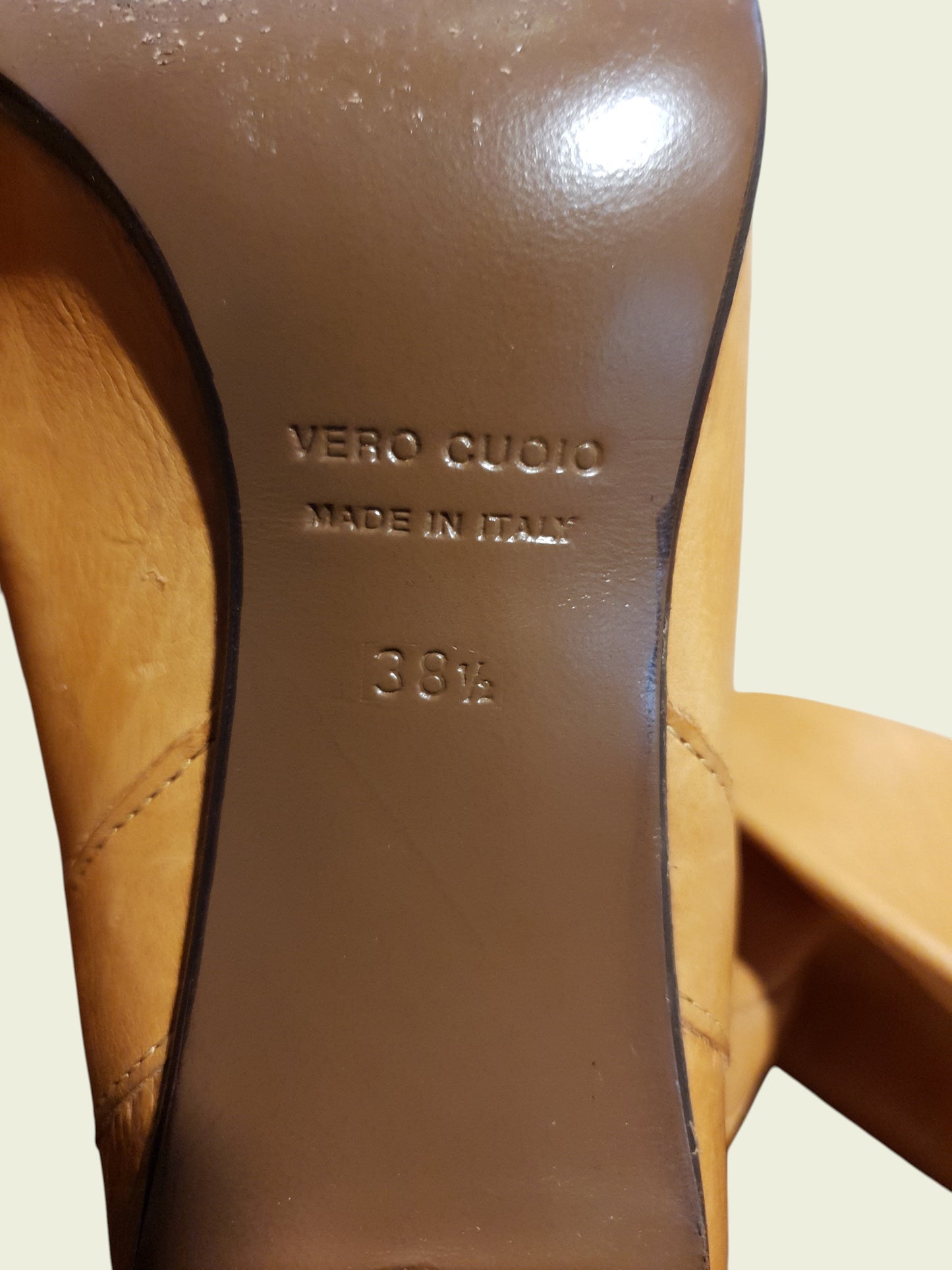 Close-up of a tan boot sole with 'VERO CUCIO' branding and 'MADE IN ITALY' text.