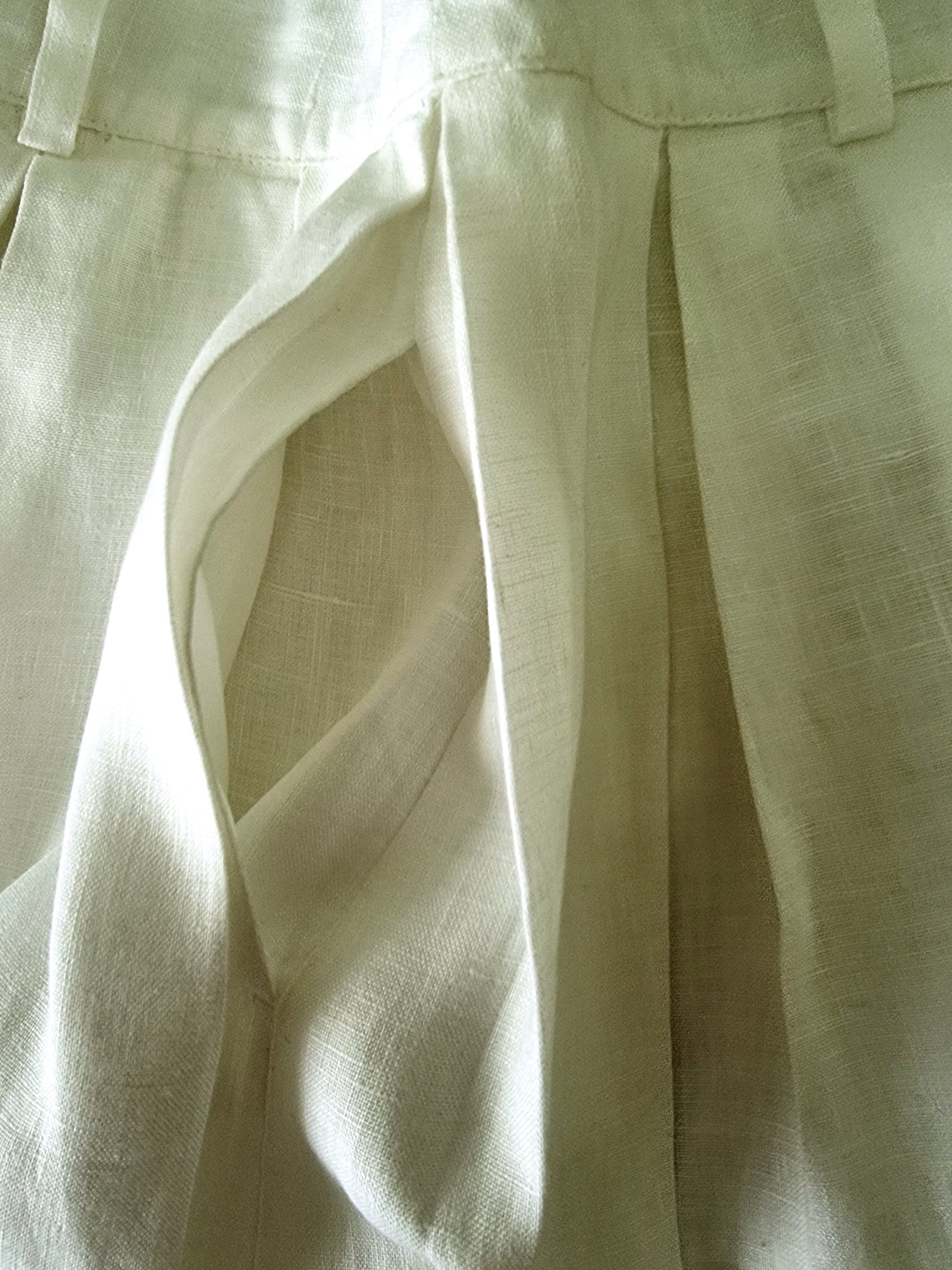 Island Company Women’s White Lined Pleated Full Short Skirt. UK 12 US 8 EU 40 Timeless Fashions