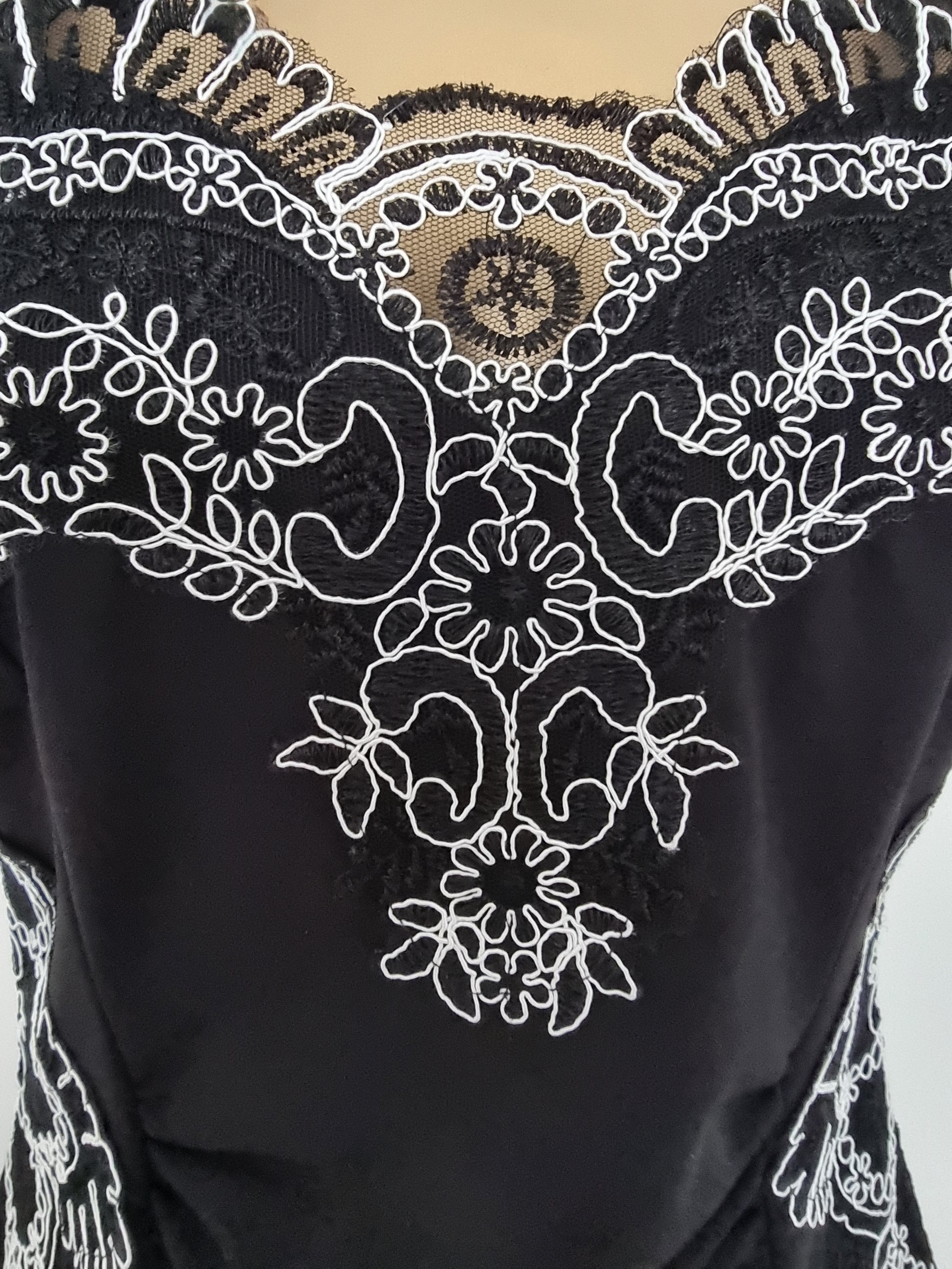 Lipsy Womens Navy & White Embroidered Bodycon Dress UK 10 US 6 EU 38 Timeless Fashions