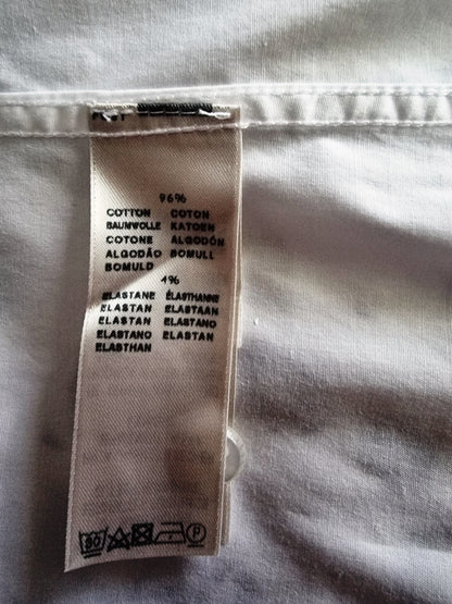 Clothing label with fabric composition details on a white fabric background