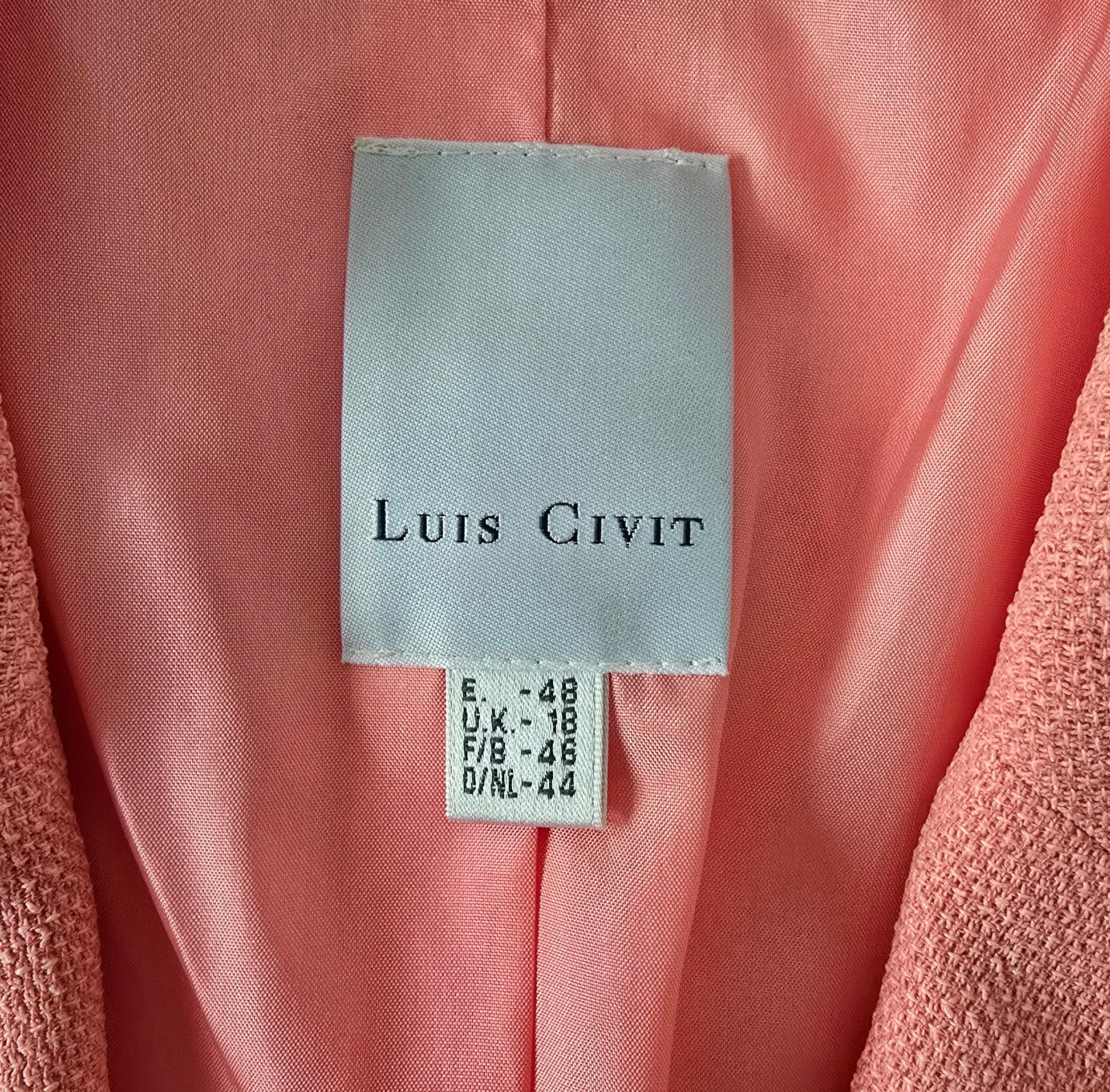 Label with 'Luis Civit' on a pink fabric background