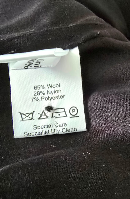 Label showing size details on black background