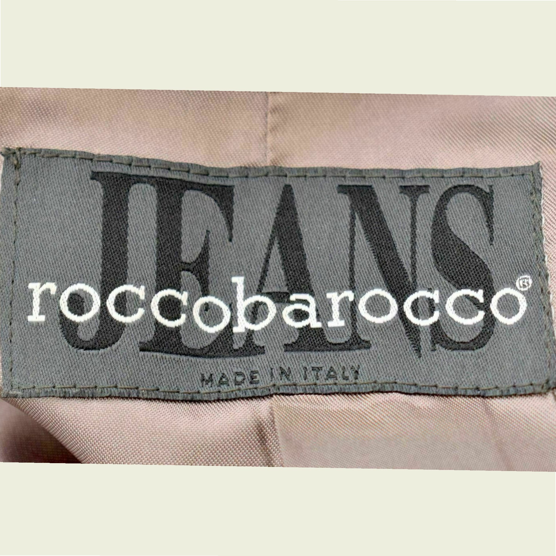 Roccobarocco label on a product with beige background