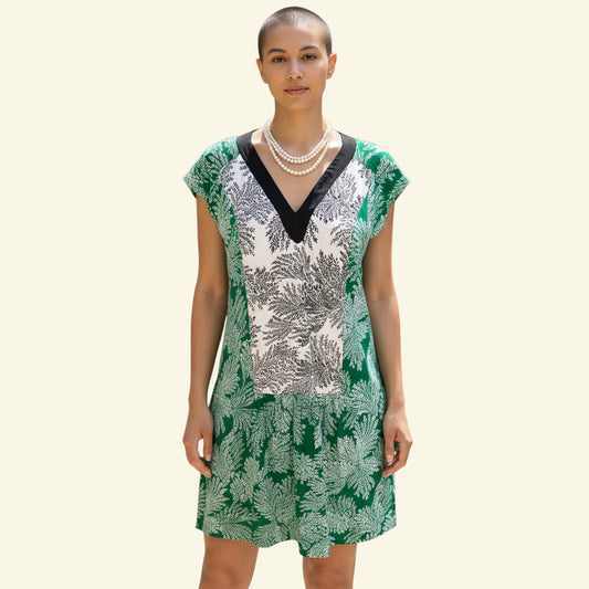Timelessfashions green and white leaf print viscose tunic dress with black neckline trim and central panel. Size UK 10.
