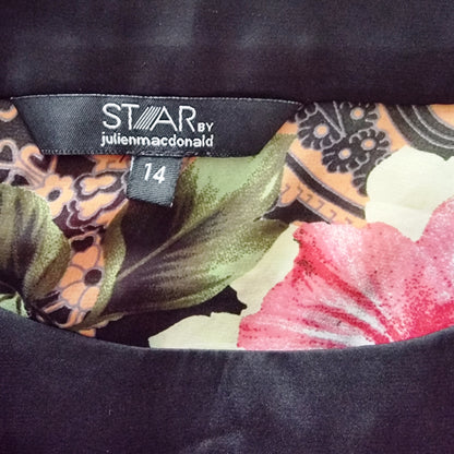 Label showing size with STAR by Julien Macdonald